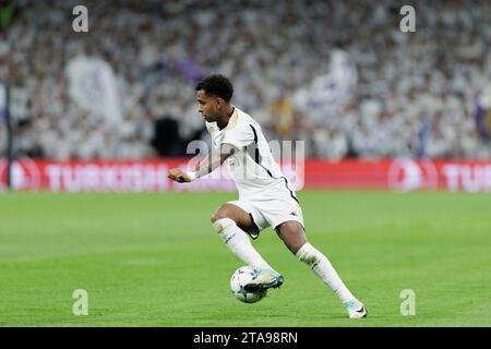 MADRID, SPAGNA - NOVEMBRE 29: Rodrygo passa al Real Madrid durante la partita di UEFA CHAMPIONS LEAGUE 2023/24 tra Real Madrid e Napoli allo stadio Santiago Bernabeu. Crediti: Guille Martinez/AFLO/Alamy Live News Foto Stock