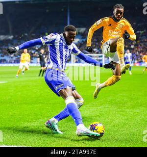 Sheffield, Regno Unito. 29 novembre 2023. Stephy Mavididi di Leicester City salta in alto mentre Dominic Iorfa di Sheffield Wednesday libera la palla durante la partita Sheffield Wednesday FC vs Leicester City FC Skybet EFL Championship all'Hillsborough Stadium, Sheffield, Inghilterra, Regno Unito il 29 novembre 2023 Credit: Every Second Media/Alamy Live News Foto Stock