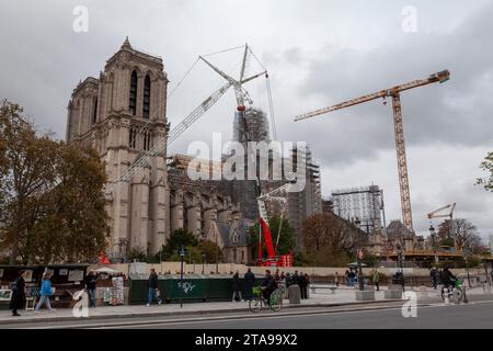 Librerie di seconda mano sull'argine della Senna e Notre-Dame de Paris, Parigi, Francia. Foto Stock