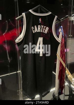 New York, New York, USA. 29 novembre 2023. Una vista della maglia da basket Brooklyn Nets #4 settembre 28, 2012 che è stato indossato la prima sera di una corsa di otto spettacoli per aprire il Barclays Center visto in mostra alla mostra ''˜the Book HOV' che racconta la vita dell'iconico rapper Shawn Carter universalmente noto come Jay-Z Held The Brooklyn Public Library. (Immagine di credito: © Nancy Kaszerman/ZUMA Press Wire) SOLO USO EDITORIALE! Non per USO commerciale! Foto Stock