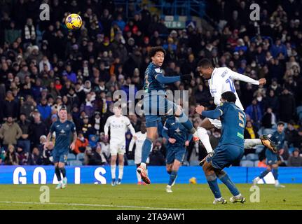 Jaidon Anthony del Leeds United tenta un tiro in rete durante la partita del campionato Sky Bet a Elland Road, Leeds. Data foto: Mercoledì 29 novembre 2023. Foto Stock