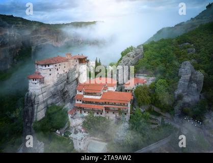 Monastero di Meteora di Roussanou che si innalza dalla nebbia. Paesaggio panoramico mistico e aereo. Sito patrimonio dell'umanità dell'UNESCO. Grecia. Foto Stock