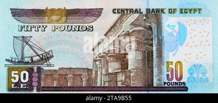 Un grande frammento del retro della serie di banconote 50 LE Fifty Egyptian Pounds 2001 presenta un'immagine del tempio di Edfu, uno scarabeo alato e un phar Foto Stock