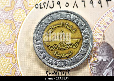 Traduzione del testo arabo (New Suez Canal), con lo slogan delle navi che attraversano il Canale di Suez in Egitto, Memorial for New Suez Canal of Egypt on Th Foto Stock