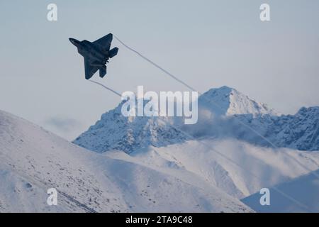 Alaska, USA. 7 novembre 2023. Un F-22 Raptor assegnato al 3rd Wing conduce una sortita sopra la Joint base Elmendorf-Richardson, Alaska, durante l'esercitazione Polar Force 24-2, 7 novembre 2023. Polar Force è un esercizio di addestramento progettato per testare la predisposizione alla missione di JB Elmendorf-Richardson e affinare le abilità e le tecniche degli Airmen in un ambiente di spedizione simulato. (Foto di Senior Airman Julia Lebens) (immagine di credito: © U.S. Air Force/ZUMA Press Wire) SOLO USO EDITORIALE! Non per USO commerciale! Foto Stock