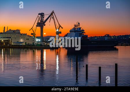 Cantiere al crepuscolo. El Astillero, Cantabria. Spagna Foto Stock
