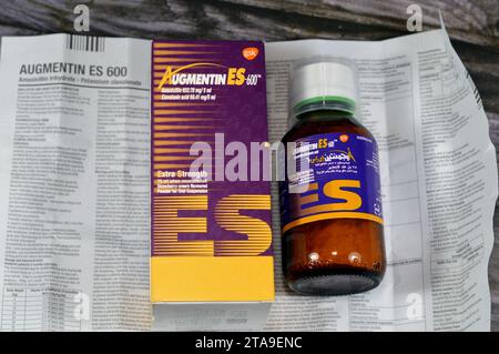 Cairo, Egitto, 8 ottobre 2023: Augmentin ES 600, amoxicillina clavulanato potassio, una combinazione di un antibiotico tipo penicillina e una forma di clavula Foto Stock