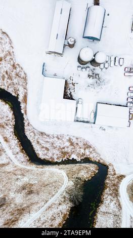 Fotografia aerea di Black Earth Creek, vicino a Cross Plains, Wisconsin, USA, dopo la prima neve della stagione. Questa foto è stata manipolata Foto Stock