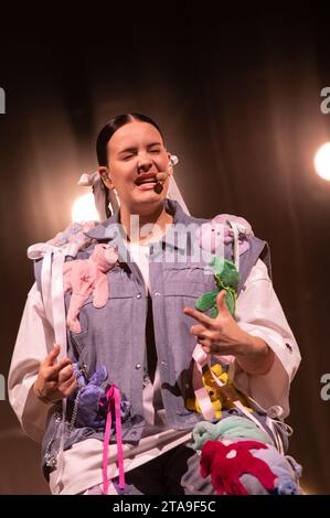 Londra, Regno Unito. 29 novembre 2023. Anne Marie dal vivo sul palco della O2 Arena. Cristina Massei/Alamy Live News Foto Stock