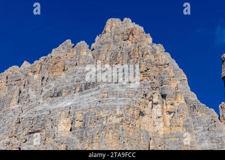 Dolomiti, Dolomiti Alpi in Italia paesaggio estivo con alte torri rocciose percorso escursionistico intorno alle tre Cime di Lavaredo o Drei Zinnen da sud Foto Stock