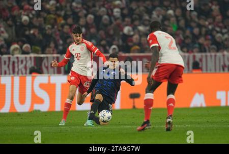 Allianz Arena, Monaco, Germania. 29 novembre 2023. Aleksandar Pavlovic (FC Bayern MÃ¼nchen) e Mohamed Elyounoussi (FC Copenhagen) si scontrano per il pallone durante una partita di Champions League - gruppo A, Bayern Monaco contro FC Copenhagen, all'Allianz Arena di Monaco, Germania. Ulrik Pedersen/CSM/Alamy Live News Foto Stock