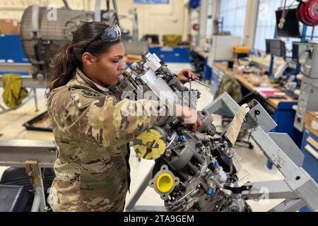 Duluth, Minnesota, USA. 20 novembre 2023. Uno specialista di propulsione aerospaziale assegnato al 148th Fighter Wing, Minnesota Air National Guard, Duluth, Minn., rimuove una pompa di sovralimentazione dal cambio accessorio il 20 novembre 2023. Responsabile di garantire che tutti i nostri motori a reazione Falcon da combattimento F-16 siano in condizioni operative di prim'ordine, gli specialisti del 148th Aerospace Propulsion testano, manutenono e riparano tutte le parti del motore aeronautico turbofan General Electric F110-129. (Immagine di credito: © Audra Flanagan/U.S. National Guard/ZUMA Press Wire) SOLO PER USO EDITORIALE! Non per USO commerciale! Foto Stock