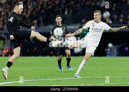 MADRID, SPAGNA - NOVEMBRE 29: Toni Kroos del Real Madrid e Piotr Zielinski del Napoli durante la partita di UEFA CHAMPIONS LEAGUE 2023/24 tra Real Madrid e Napoli allo stadio Santiago Bernabeu. Crediti: Guille Martinez/AFLO/Alamy Live News Foto Stock