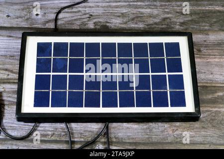 Un pannello solare, un dispositivo che converte la luce solare in elettricità utilizzando celle fotovoltaiche (PV) realizzate con materiali che generano elettroni quando Foto Stock