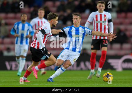 Adil Aouchiche di Sunderland supera Jonathan Hogg di Huddersfield Town durante il match per il titolo Sky Bet tra Sunderland e Huddersfield Town allo Stadium of Light di Sunderland mercoledì 29 novembre 2023. (Foto: Scott Llewellyn | mi News) crediti: MI News & Sport /Alamy Live News Foto Stock