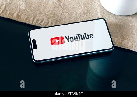 App YouTube su smartphone su un tavolo a casa. Applicazione di streaming video sullo schermo del telefono cellulare. Foto Stock