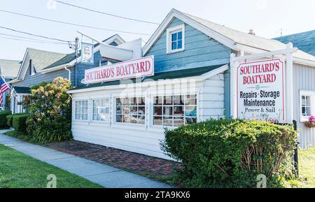 Babylon, New York, USA - 17 giugno 2018: Un edificio con un cartello per il cantiere navale Southards sulla parte anteriore. Foto Stock