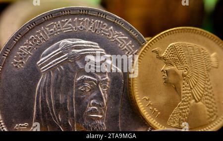 Un vecchio argento retrò d'epoca One 1 LE EGP libbre egiziano con un busto di re Faysal Bin Abdulaziz al Sa'ud come commemorazione dopo la sua morte, con una E. Foto Stock