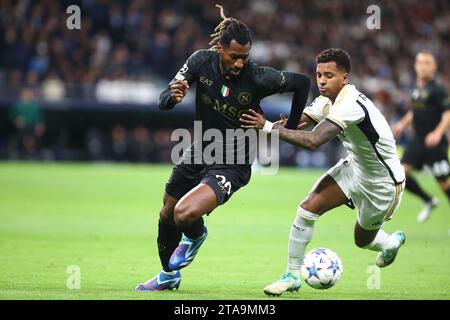 Madrid, Spagna. 29 novembre 2023. Anguissa (L) del Napoli e Rodrygo (R) del Real Madrid in azione durante la partita di Champions League Day 5 tra Real Madrid e Napoli allo stadio Santiago Bernabeu di Madrid, Spagna, il 29 novembre 2023. Crediti: Edward F. Peters/Alamy Live News Foto Stock