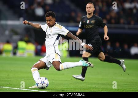 Madrid, Spagna. 29 novembre 2023. Il Rodrygo del Real Madrid in azione durante la partita di Champions League Day 5 tra Real Madrid e Napoli allo stadio Santiago Bernabeu di Madrid, Spagna, il 29 novembre 2023. Crediti: Edward F. Peters/Alamy Live News Foto Stock