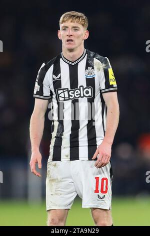 Parigi, Francia. 28 novembre 2023. Il centrocampista del Newcastle United Anthony Gordon (10) durante il Paris Saint-Germain FC contro Newcastle United FC UEFA Champions League Round 1 partita del gruppo F al Parc de Princes, Parigi, Francia il 28 novembre 2023 credito: Every Second Media/Alamy Live News Foto Stock