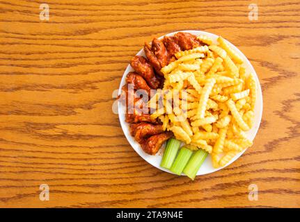 Ala calda con patatine fritte Foto Stock