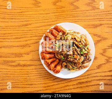 Ali calde con bistecca Hibachi e gamberi Foto Stock