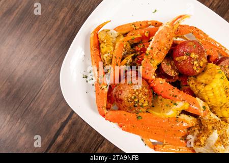 Bollitura speciale di granchio e salsiccia Foto Stock