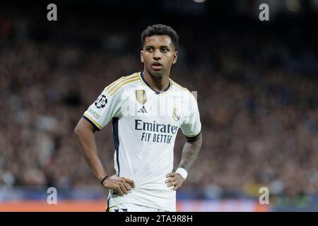 MADRID, SPAGNA - NOVEMBRE 29: Rodrygo passa al Real Madrid durante la partita di UEFA CHAMPIONS LEAGUE 2023/24 tra Real Madrid e Napoli allo stadio Santiago Bernabeu. Crediti: Guille Martinez/AFLO/Alamy Live News Foto Stock