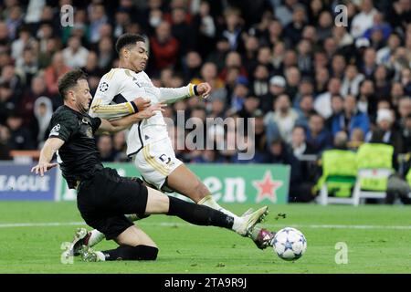 MADRID, SPAGNA - NOVEMBRE 29: Jude Bellingham del Real Madrid durante la partita di UEFA CHAMPIONS LEAGUE 2023/24 tra Real Madrid e Napoli allo stadio Santiago Bernabeu. Crediti: Guille Martinez/AFLO/Alamy Live News Foto Stock