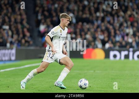 MADRID, SPAGNA - NOVEMBRE 29: Nico Paz del Real Madrid durante la partita di UEFA CHAMPIONS LEAGUE 2023/24 tra Real Madrid e Napoli allo stadio Santiago Bernabeu. Crediti: Guille Martinez/AFLO/Alamy Live News Foto Stock