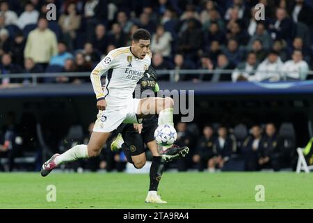 MADRID, SPAGNA - NOVEMBRE 29: Jude Bellingham del Real Madrid durante la partita di UEFA CHAMPIONS LEAGUE 2023/24 tra Real Madrid e Napoli allo stadio Santiago Bernabeu. Crediti: Guille Martinez/AFLO/Alamy Live News Foto Stock