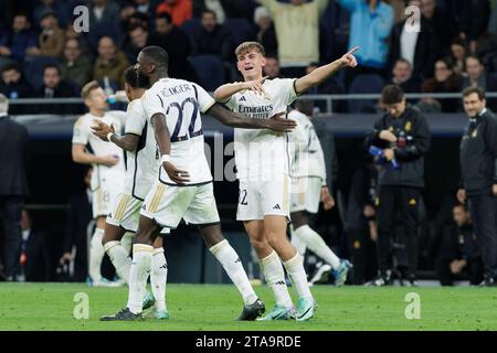 MADRID, SPAGNA - NOVEMBRE 29: Nico Paz del Real Madrid celebra un gol durante la partita di UEFA CHAMPIONS LEAGUE 2023/24 tra Real Madrid e Napoli allo stadio Santiago Bernabeu. Crediti: Guille Martinez/AFLO/Alamy Live News Foto Stock