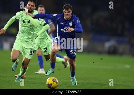 Cardiff, Regno Unito. 28 novembre 2023. Ollie Tanner di Cardiff City (r) e Okay Yokuslu di West Bromwich Albion in azione. Partita del campionato EFL Skybet, Cardiff City contro West Bromwich Albion al Cardiff City Stadium di Cardiff, Galles, martedì 28 novembre 2023. Questa immagine può essere utilizzata solo per scopi editoriali. Solo per uso editoriale, foto di Andrew Orchard/Andrew Orchard fotografia sportiva/Alamy Live news credito: Andrew Orchard fotografia sportiva/Alamy Live News Foto Stock