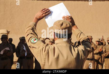 Programma di sensibilizzazione veterinaria del villaggio - Afghanistan laurea degli studenti della polizia locale 111202-N-UD522-124. Foto Stock