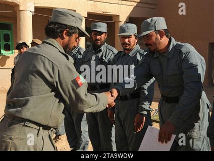 Programma di sensibilizzazione veterinaria del villaggio - Afghanistan laurea degli studenti della polizia locale 111202-N-UD522-137. Foto Stock