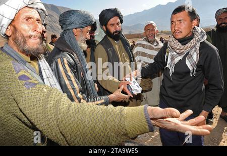 Programma di sensibilizzazione veterinaria del villaggio - Afghanistan laurea degli studenti della polizia locale 111202-N-UD522-232. Foto Stock