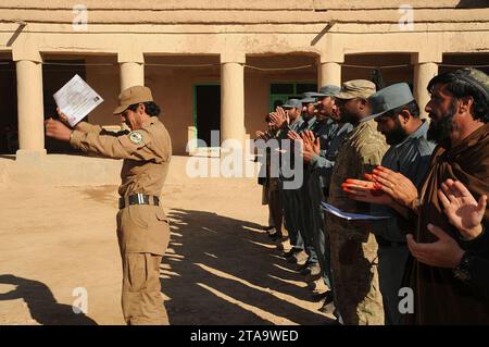 Programma di sensibilizzazione veterinaria del villaggio - Afghanistan laurea degli studenti della polizia locale 111202-N-UD522-091. Foto Stock