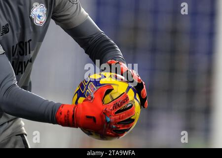 Cardiff, Regno Unito. 28 novembre 2023. Un primo piano del pallone e dei guanti da portiere di Alex Runarsson, il portiere del Cardiff City in azione. Partita del campionato EFL Skybet, Cardiff City contro West Bromwich Albion al Cardiff City Stadium di Cardiff, Galles, martedì 28 novembre 2023. Questa immagine può essere utilizzata solo per scopi editoriali. Solo per uso editoriale, foto di Andrew Orchard/Andrew Orchard fotografia sportiva/Alamy Live news credito: Andrew Orchard fotografia sportiva/Alamy Live News Foto Stock