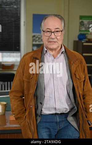 Schauspieler Hartmut volle posiert am set der ARD serie Rentnercops *** l'attore Hartmut volle posa sul set della serie ARD Rentnercops Credit: Imago/Alamy Live News Foto Stock