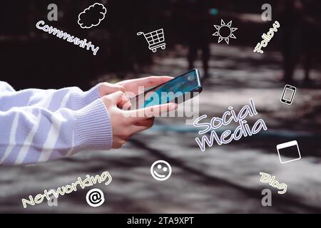Foto creativa, illustrazione collage di mani che tengono un cellulare, per i social network, hai spazio libero per il testo. Foto Stock