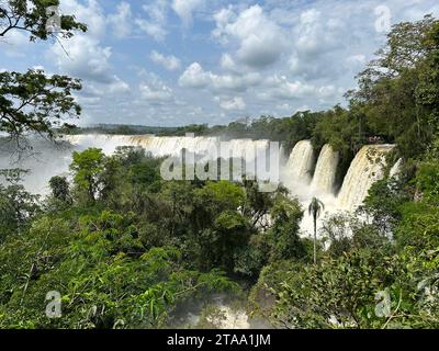 Le cascate dell'Iguazú tra Argentina e Brasile. Una delle sette meraviglie del mondo naturale in mezzo a rocce e montagne verdi Foto Stock