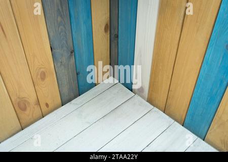 Tavole colorate in legno, giunto angolare, decorazione interna, colore di design. Foto Stock