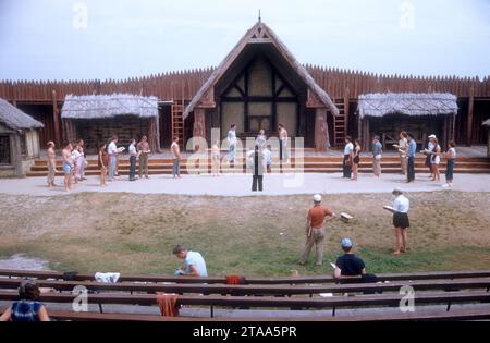 SAN FRANCISCO, CA - anni '1960: Visione generale mentre gli attori imparano le loro parti in una scena alla Renaissance Pleasure Faire, risalente al 1960 circa a San Francisco, California. (Foto di Hy Peskin) Foto Stock