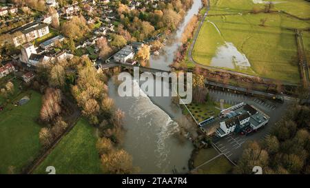 Vista aerea del ponte a pedaggio Batheaston, costruito nel 1872 in pietra locale di Bath. Una struttura classificata di grado II, si estende lungo il fiume Avon. Foto Stock