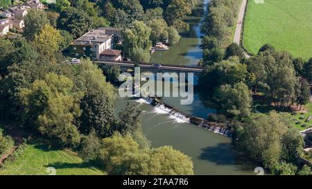 Vista aerea del ponte a pedaggio Batheaston, costruito nel 1872 in pietra locale di Bath. Una struttura classificata di grado II, si estende lungo il fiume Avon. Foto Stock
