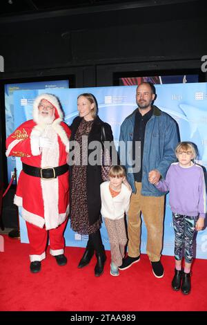 Jade Parfitt e Jack Dyson assistono all'inaugurazione VIP di Snowman al Peacock Theatre di Londra. L'iconico spettacolo per famiglie The Snowman torna al Peacock Theatre per Foto Stock