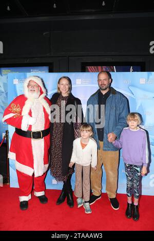 Jade Parfitt e Jack Dyson assistono all'inaugurazione VIP di Snowman al Peacock Theatre di Londra. L'iconico spettacolo per famiglie The Snowman torna al Peacock Theatre per Foto Stock