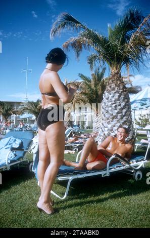 LAS VEGAS NV - 1958: attrice e modello Kitty Dolan parla con il suo amico circa 1958 a Las Vegas, Nevada. (Foto di Hy Peskin) *** Caption locale *** Kitty Dolan Foto Stock