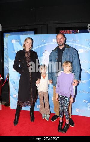 Jade Parfitt e Jack Dyson assistono all'inaugurazione VIP di Snowman al Peacock Theatre di Londra. L'iconico spettacolo per famiglie The Snowman torna al Peacock Theatre per Foto Stock